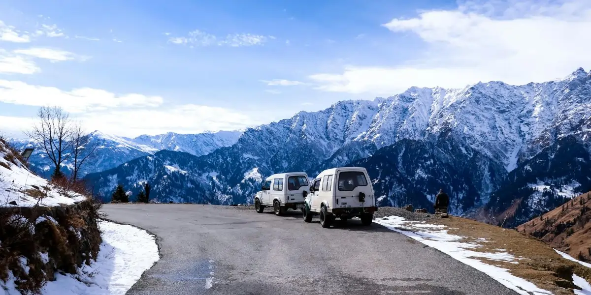 how to reach manali from delhi
